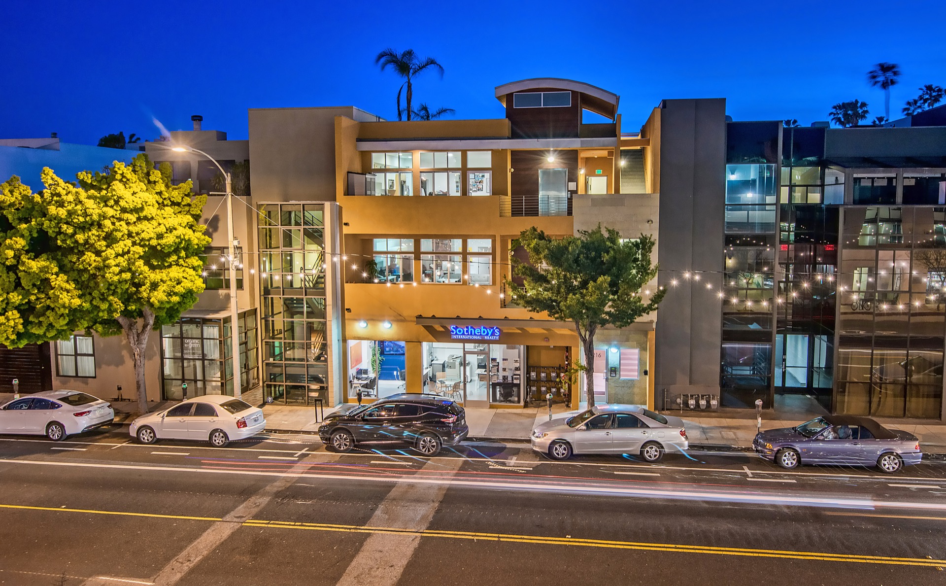 Silicon Beach Lofts Location. Luxury. Light. Life.
